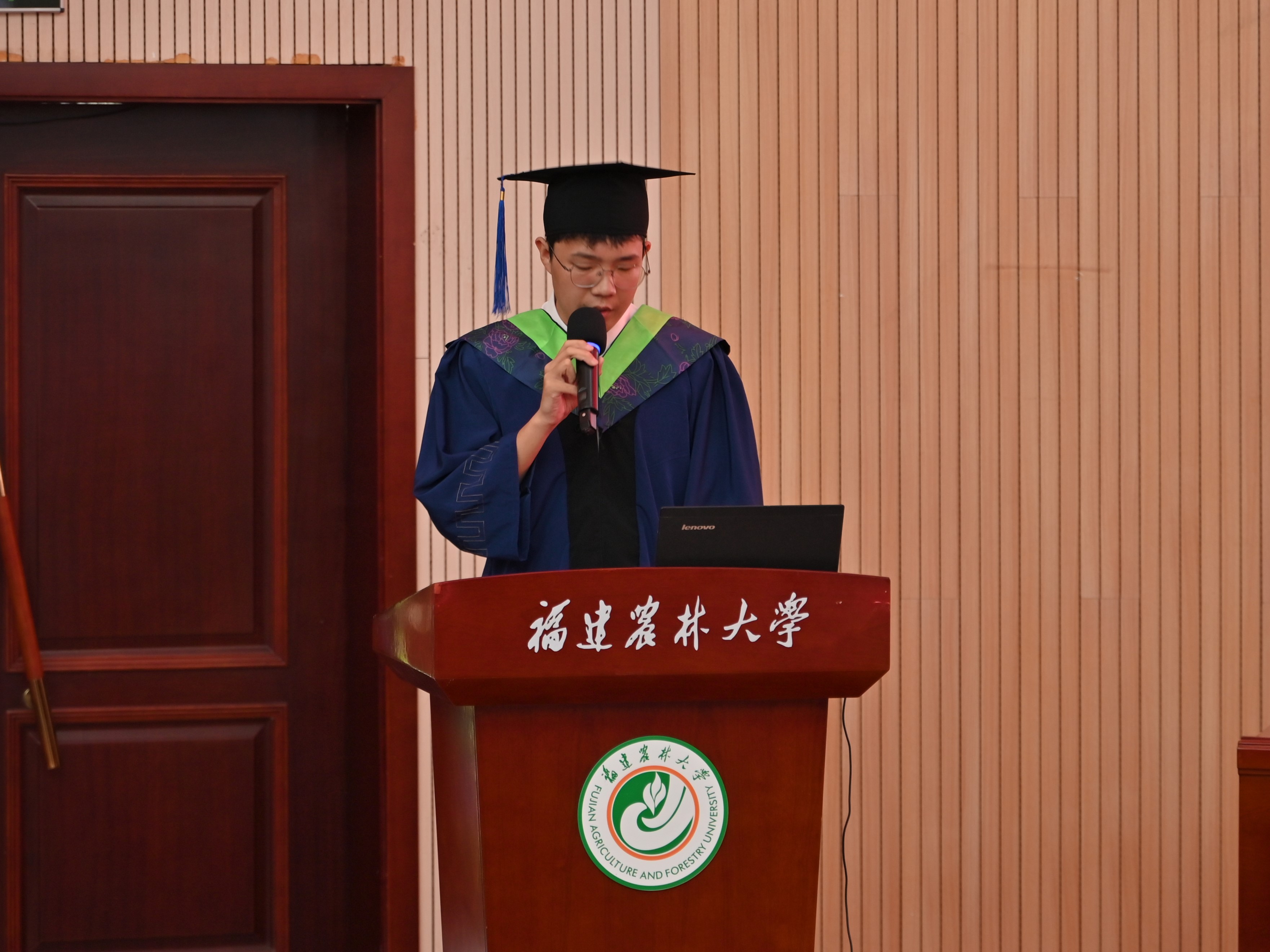 毕业生代表（硕士）发言2.JPG
