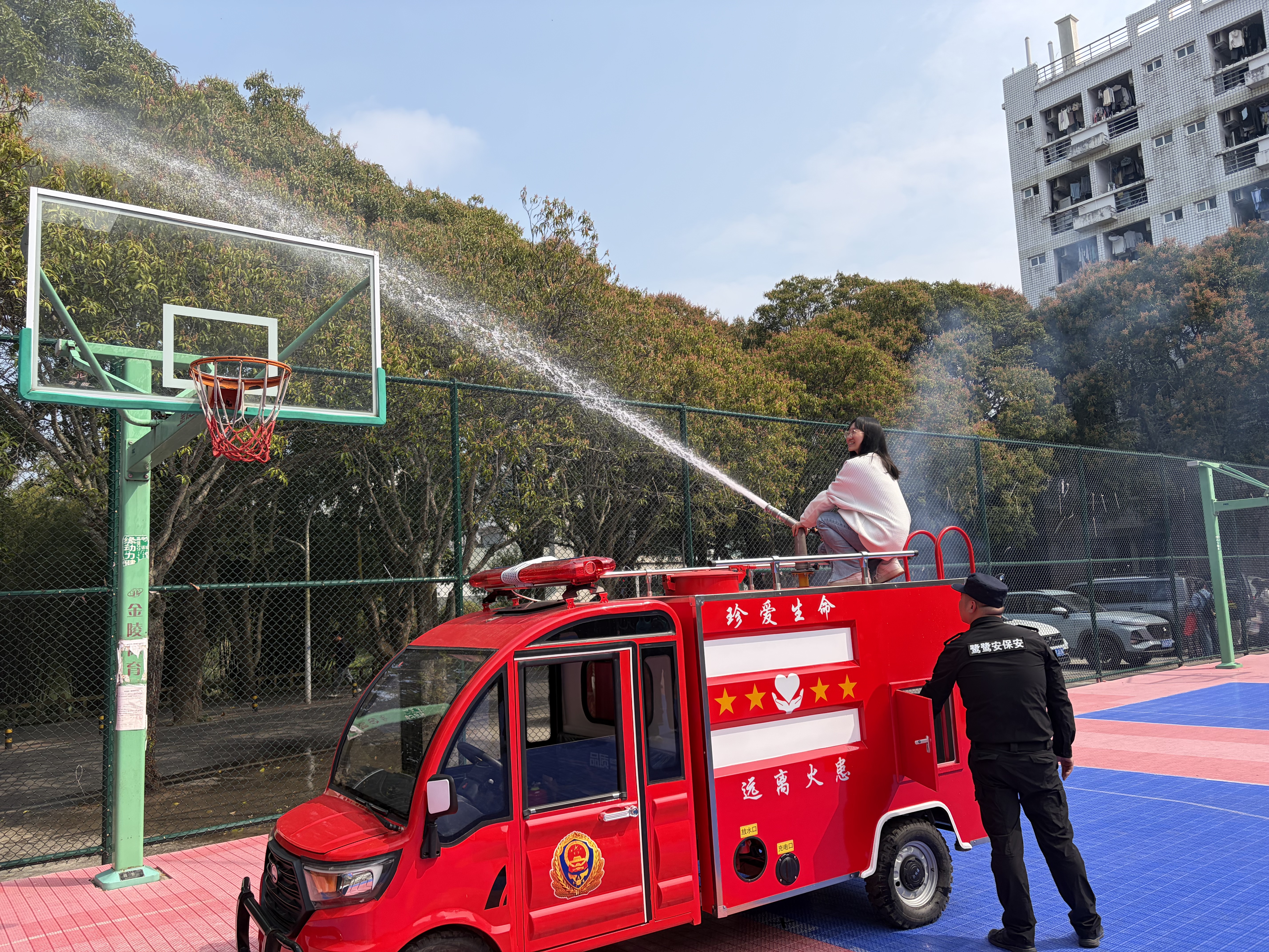 学生体验微型消防车车载设备.jpg