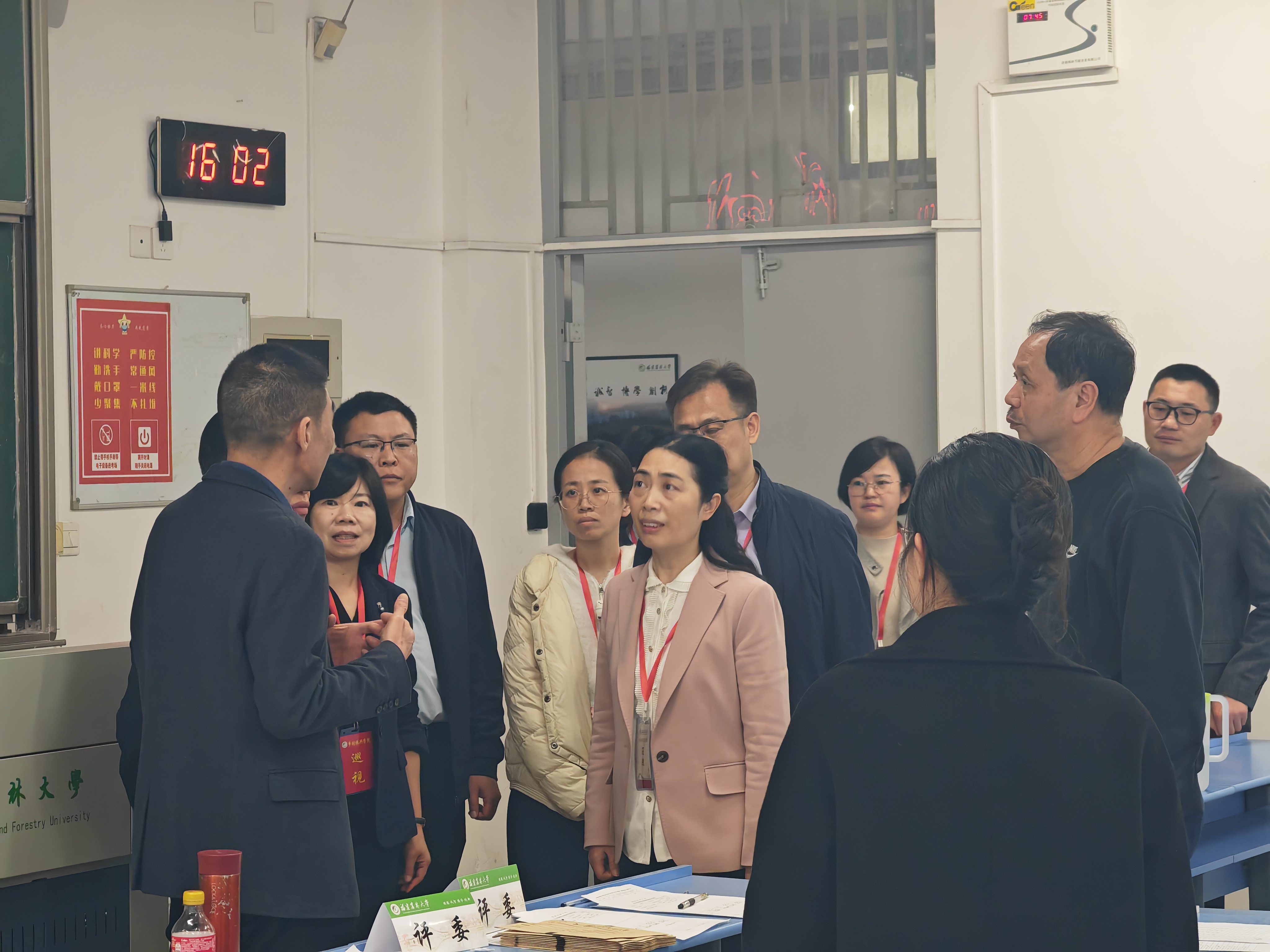 检查组复试结束后和考官交流.jpg