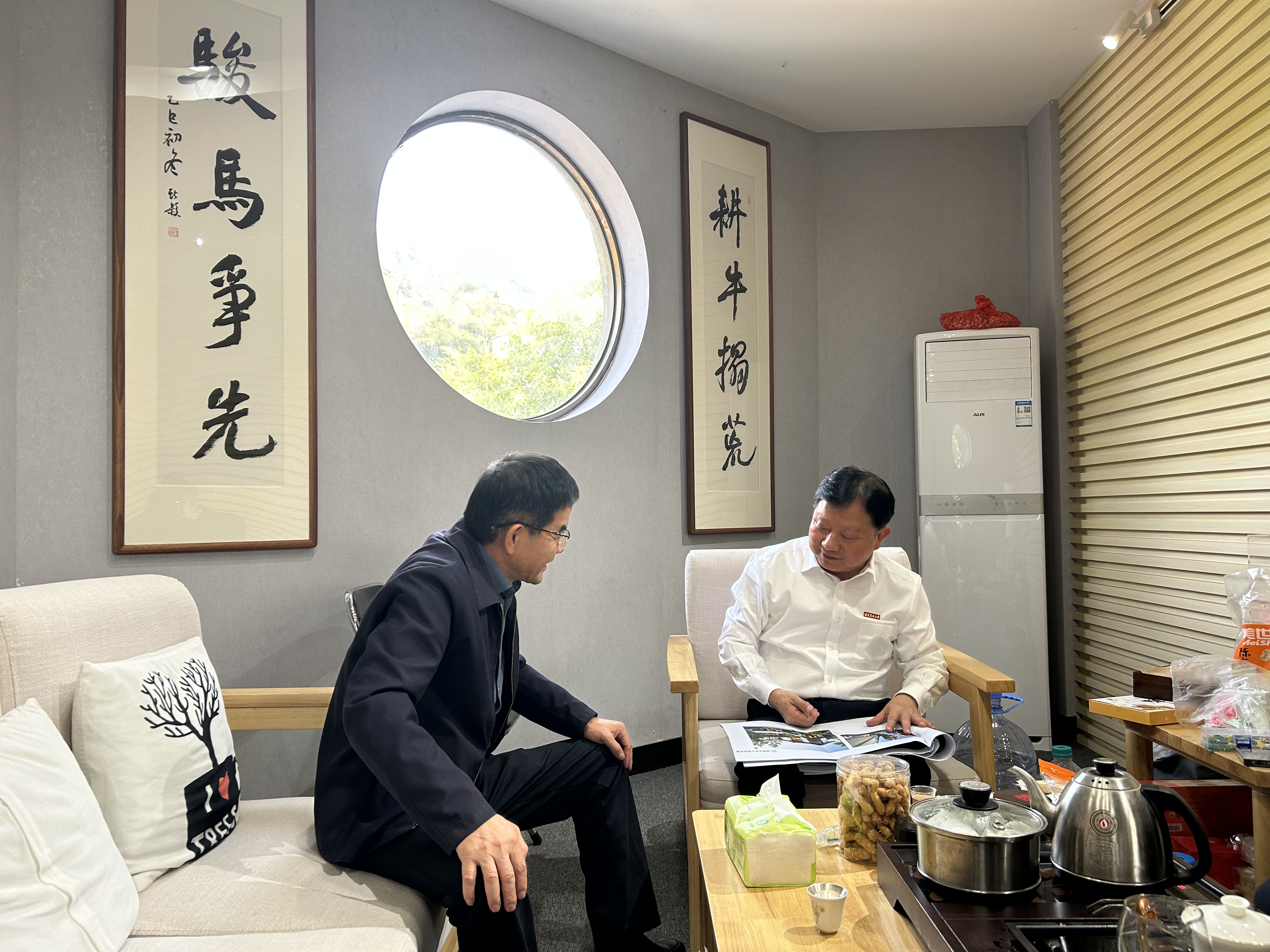 校长兰思仁听取校友楼设计汇报.jpg