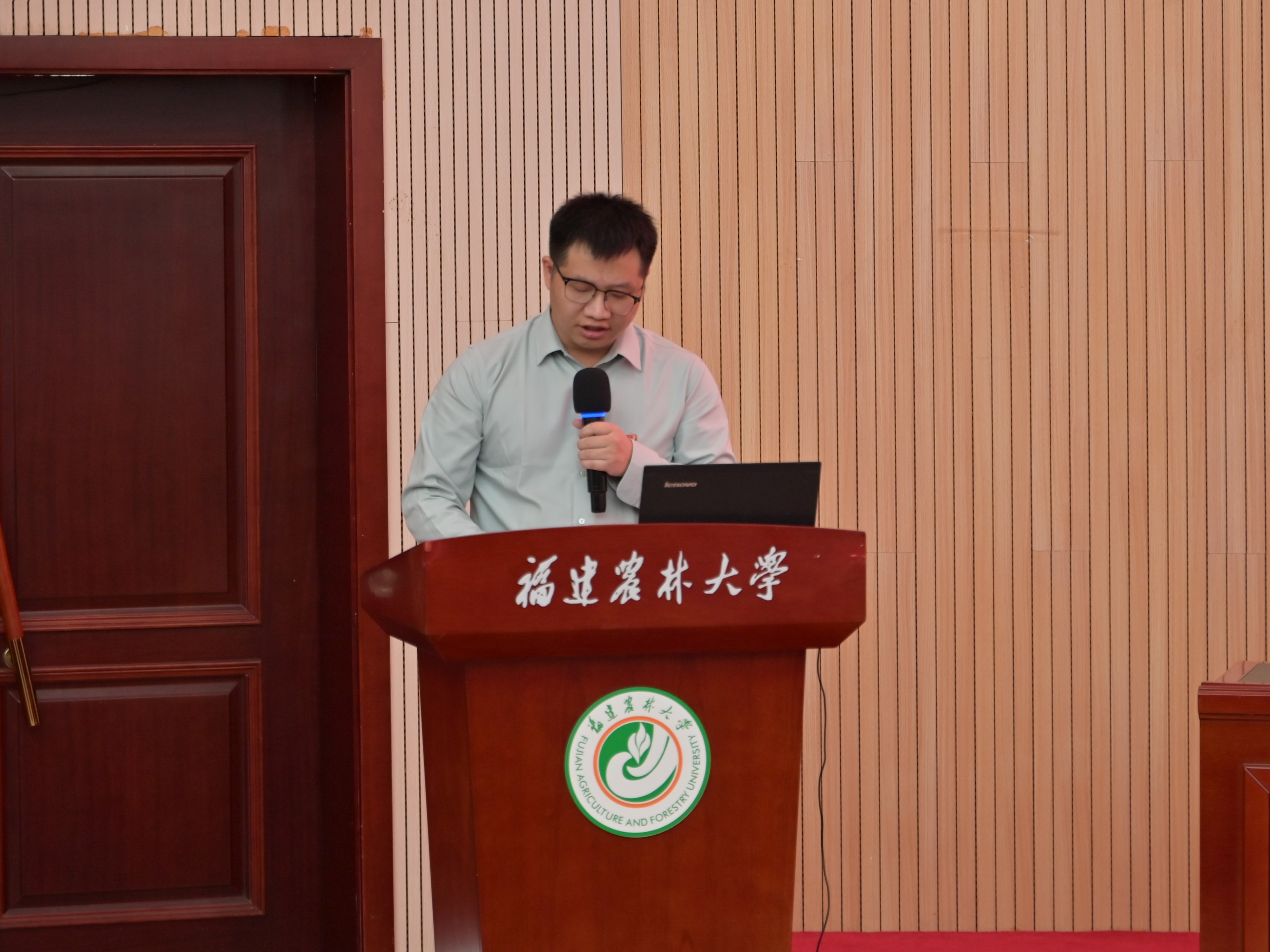 教师代表.jpg 教师代表.jpg