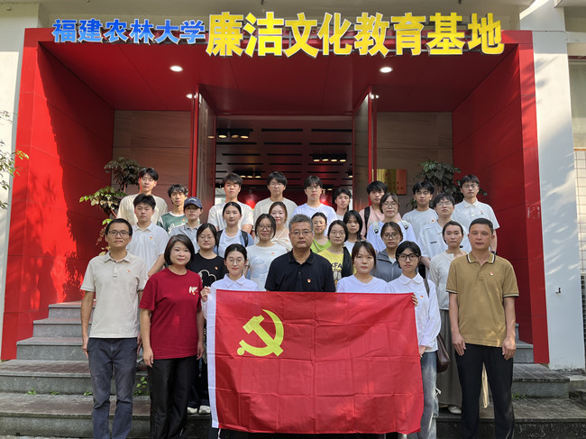 参观学校廉洁文化教育基地合影_.jpg